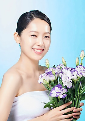 포토 JPG 스튜디오촬영 응시 여자 꽃 꽃다발 실내 한명 미소 들기 사람 상반신 20대 성인 옆모습 뷰티 한국인 파란배경 의료성형뷰티 성인여자한명만 국내포토 식물 1 시선 뷰포인트 백그라운드 모션 표정 동양인 청년 내부 파란색 여자한명만 성인여자만 파일형식