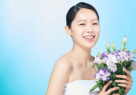 포토 JPG 스튜디오촬영 응시 여자 꽃 꽃다발 실내 한명 미소 들기 사람 상반신 20대 성인 옆모습 뷰티 한국인 즐거움 파란배경 의료성형뷰티 성인여자한명만 국내포토 식물 1 시선 감정 뷰포인트 백그라운드 모션 표정 동양인 청년 내부 파란색 여자한명만 성인여자만 파일형식