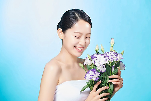 포토 JPG 스튜디오촬영 응시 여자 꽃 꽃다발 실내 한명 미소 들기 사람 상반신 20대 성인 옆모습 뷰티 한국인 파란배경 의료성형뷰티 성인여자한명만 국내포토 식물 1 시선 뷰포인트 백그라운드 모션 표정 동양인 청년 내부 파란색 여자한명만 성인여자만 파일형식