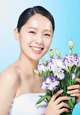 포토 JPG 스튜디오촬영 응시 여자 꽃 행복 꽃다발 실내 한명 미소 들기 사람 상반신 20대 성인 옆모습 뷰티 한국인 즐거움 파란배경 의료성형뷰티 성인여자한명만 국내포토 식물 1 시선 감정 뷰포인트 백그라운드 모션 표정 동양인 청년 내부 파란색 여자한명만 성인여자만 파일형식