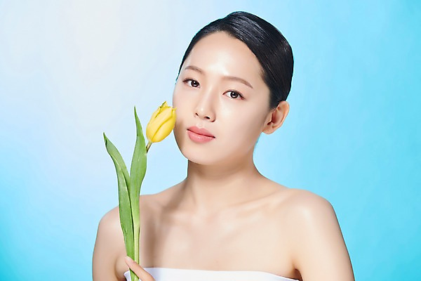 포토 JPG 스튜디오촬영 응시 여자 꽃 한송이 실내 한명 들기 사람 상반신 20대 성인 앞모습 뷰티 노란색 한국인 튤립 파란배경 의료성형뷰티 성인여자한명만 국내포토 식물 1 시선 뷰포인트 컬러 백그라운드 모션 동양인 청년 내부 파란색 송이 여자한명만 성인여자만 파일형식