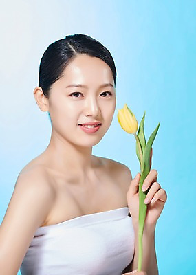 포토 JPG 스튜디오촬영 응시 여자 꽃 한송이 실내 한명 미소 들기 사람 상반신 20대 성인 옆모습 뷰티 노란색 한국인 튤립 파란배경 의료성형뷰티 성인여자한명만 국내포토 식물 1 시선 뷰포인트 컬러 백그라운드 모션 표정 동양인 청년 내부 파란색 송이 여자한명만 성인여자만 파일형식