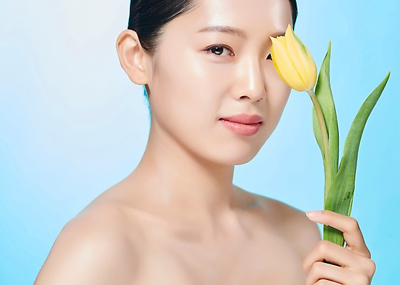 포토 JPG 스튜디오촬영 응시 여자 꽃 한송이 실내 한명 들기 사람 근접촬영 상반신 20대 성인 옆모습 뷰티 노란색 한국인 튤립 파란배경 의료성형뷰티 성인여자한명만 국내포토 식물 1 시선 뷰포인트 컬러 백그라운드 모션 동양인 청년 내부 파란색 송이 여자한명만 성인여자만 파일형식