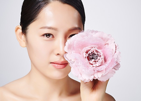 포토 JPG 스튜디오촬영 응시 여자 꽃 한송이 회색배경 실내 한명 들기 사람 근접촬영 상반신 20대 성인 앞모습 뷰티 한국인 의료성형뷰티 성인여자한명만 국내포토 식물 1 시선 뷰포인트 백그라운드 모션 동양인 청년 내부 회색 송이 여자한명만 성인여자만 파일형식