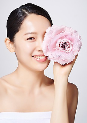 포토 JPG 스튜디오촬영 응시 여자 꽃 한송이 회색배경 실내 한명 미소 들기 사람 상반신 20대 성인 앞모습 뷰티 한국인 의료성형뷰티 성인여자한명만 국내포토 식물 1 시선 뷰포인트 백그라운드 모션 표정 동양인 청년 내부 회색 송이 여자한명만 성인여자만 파일형식