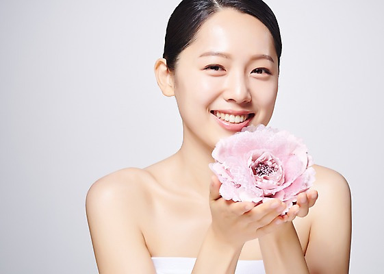 포토 JPG 스튜디오촬영 응시 여자 꽃 한송이 회색배경 실내 한명 미소 들기 사람 상반신 20대 성인 앞모습 뷰티 한국인 의료성형뷰티 성인여자한명만 국내포토 식물 1 시선 뷰포인트 백그라운드 모션 표정 동양인 청년 내부 회색 송이 여자한명만 성인여자만 파일형식