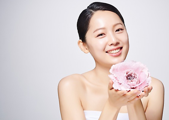 포토 JPG 스튜디오촬영 응시 여자 꽃 한송이 회색배경 실내 한명 미소 들기 사람 상반신 20대 성인 앞모습 뷰티 한국인 의료성형뷰티 성인여자한명만 국내포토 식물 1 시선 뷰포인트 백그라운드 모션 표정 동양인 청년 내부 회색 송이 여자한명만 성인여자만 파일형식