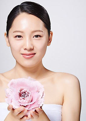 포토 JPG 스튜디오촬영 응시 여자 꽃 한송이 회색배경 실내 한명 미소 들기 사람 근접촬영 상반신 20대 성인 앞모습 뷰티 한국인 의료성형뷰티 성인여자한명만 국내포토 식물 1 시선 뷰포인트 백그라운드 모션 표정 동양인 청년 내부 회색 송이 여자한명만 성인여자만 파일형식