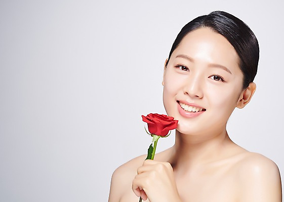 포토 JPG 스튜디오촬영 응시 여자 꽃 한송이 회색배경 실내 한명 미소 들기 사람 상반신 20대 성인 앞모습 빨간색 뷰티 장미 한국인 의료성형뷰티 성인여자한명만 국내포토 식물 1 시선 뷰포인트 컬러 백그라운드 모션 표정 동양인 청년 내부 회색 송이 여자한명만 성인여자만 파일형식