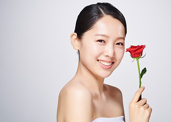 포토 JPG 스튜디오촬영 응시 여자 꽃 한송이 회색배경 실내 한명 미소 사람 상반신 20대 성인 옆모습 빨간색 뷰티 장미 한국인 즐거움 의료성형뷰티 성인여자한명만 국내포토 식물 1 시선 감정 뷰포인트 컬러 백그라운드 표정 동양인 청년 내부 회색 송이 여자한명만 성인여자만 파일형식