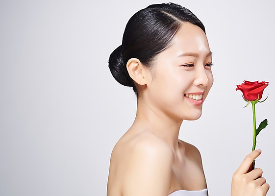 포토 JPG 스튜디오촬영 응시 여자 꽃 한송이 회색배경 실내 한명 미소 들기 사람 상반신 20대 성인 옆모습 빨간색 뷰티 장미 한국인 즐거움 의료성형뷰티 성인여자한명만 국내포토 식물 1 시선 감정 뷰포인트 컬러 백그라운드 모션 표정 동양인 청년 내부 회색 송이 여자한명만 성인여자만 파일형식