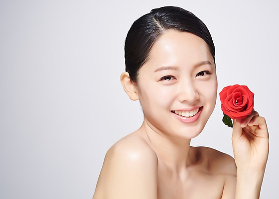 포토 JPG 스튜디오촬영 응시 여자 꽃 한송이 회색배경 실내 한명 미소 들기 사람 근접촬영 상반신 20대 성인 옆모습 빨간색 뷰티 한국인 즐거움 의료성형뷰티 성인여자한명만 국내포토 식물 1 시선 감정 뷰포인트 컬러 백그라운드 모션 표정 동양인 청년 내부 회색 송이 여자한명만 성인여자만 파일형식