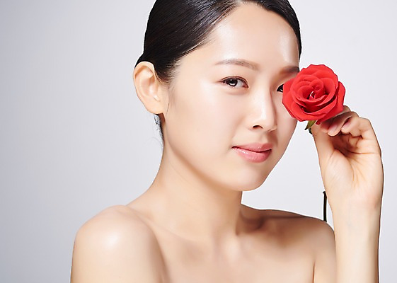 포토 JPG 스튜디오촬영 응시 여자 꽃 한송이 실내 한명 미소 들기 사람 근접촬영 상반신 20대 성인 옆모습 빨간색 뷰티 한국인 흰배경 의료성형뷰티 성인여자한명만 국내포토 식물 1 시선 뷰포인트 컬러 백그라운드 모션 표정 동양인 청년 내부 흰색 송이 여자한명만 성인여자만 파일형식