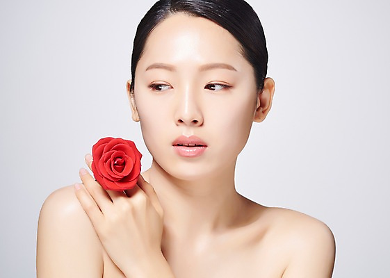 포토 JPG 스튜디오촬영 응시 여자 꽃 한송이 실내 한명 사람 근접촬영 상반신 20대 성인 앞모습 빨간색 뷰티 한국인 흰배경 의료성형뷰티 성인여자한명만 국내포토 식물 1 시선 뷰포인트 컬러 백그라운드 동양인 청년 내부 흰색 송이 여자한명만 성인여자만 파일형식