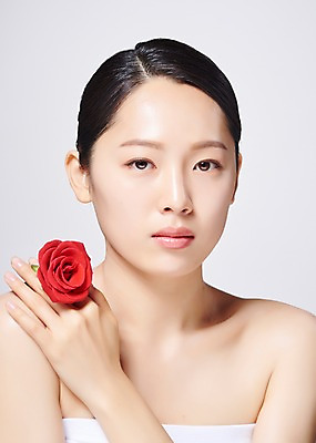 포토 JPG 스튜디오촬영 응시 여자 꽃 한송이 실내 한명 사람 근접촬영 상반신 20대 성인 앞모습 빨간색 뷰티 한국인 흰배경 의료성형뷰티 성인여자한명만 국내포토 식물 1 시선 뷰포인트 컬러 백그라운드 동양인 청년 내부 흰색 송이 여자한명만 성인여자만 파일형식