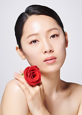 포토 JPG 스튜디오촬영 응시 여자 꽃 한송이 회색배경 실내 한명 사람 근접촬영 상반신 20대 성인 옆모습 빨간색 뷰티 한국인 의료성형뷰티 성인여자한명만 국내포토 식물 1 시선 뷰포인트 컬러 백그라운드 동양인 청년 내부 회색 송이 여자한명만 성인여자만 파일형식