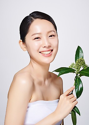 포토 JPG 스튜디오촬영 응시 여자 행복 잎 회색배경 실내 한명 미소 들기 사람 상반신 20대 성인 옆모습 초록색 뷰티 한국인 즐거움 의료성형뷰티 성인여자한명만 국내포토 식물 1 시선 감정 뷰포인트 컬러 백그라운드 모션 표정 동양인 청년 내부 회색 여자한명만 성인여자만 파일형식