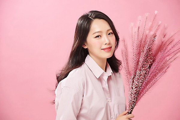 포토 JPG 스튜디오촬영 응시 여자 꽃 분홍색 실내 한명 미소 들기 사람 상반신 20대 성인 옆모습 한국인 여대생 의료성형뷰티 성인여자한명만 분홍색배경 국내포토 식물 1 시선 대학생 뷰포인트 컬러 백그라운드 모션 표정 동양인 청년 내부 여자한명만 성인여자만 파일형식