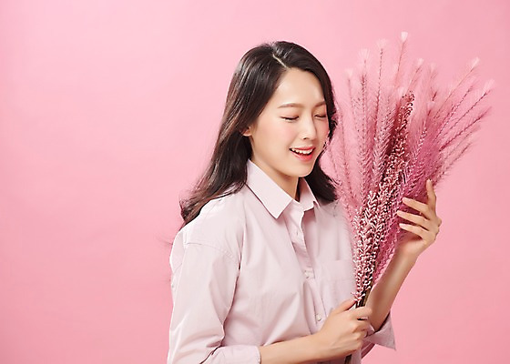 포토 JPG 스튜디오촬영 여자 꽃 행복 분홍색 실내 한명 미소 들기 사람 상반신 20대 성인 옆모습 귀여움 눈감음 한국인 즐거움 여대생 의료성형뷰티 성인여자한명만 분홍색배경 국내포토 식물 1 감정 대학생 뷰포인트 컬러 백그라운드 컨셉 모션 표정 동양인 청년 내부 여자한명만 성인여자만 파일형식