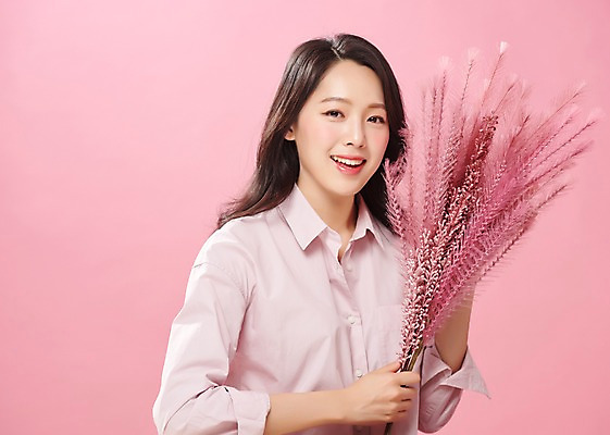 포토 JPG 스튜디오촬영 응시 여자 꽃 행복 분홍색 실내 한명 미소 들기 사람 상반신 20대 성인 앞모습 귀여움 한국인 즐거움 여대생 의료성형뷰티 성인여자한명만 분홍색배경 국내포토 식물 1 시선 감정 대학생 뷰포인트 컬러 백그라운드 컨셉 모션 표정 동양인 청년 내부 여자한명만 성인여자만 파일형식