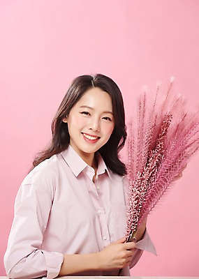 포토 JPG 스튜디오촬영 응시 여자 꽃 행복 분홍색 실내 한명 미소 들기 사람 상반신 20대 성인 옆모습 귀여움 한국인 즐거움 여대생 의료성형뷰티 성인여자한명만 분홍색배경 국내포토 식물 1 시선 감정 대학생 뷰포인트 컬러 백그라운드 컨셉 모션 표정 동양인 청년 내부 여자한명만 성인여자만 파일형식