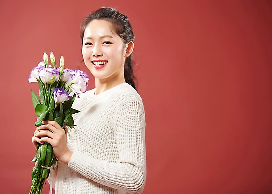 포토 JPG 스튜디오촬영 응시 여자 행복 꽃다발 실내 한명 미소 들기 사람 상반신 20대 성인 옆모습 귀여움 한국인 손내밀기 즐거움 여대생 빨간배경 의료성형뷰티 성인여자한명만 국내포토 1 시선 꽃 감정 대학생 뷰포인트 백그라운드 컨셉 모션 표정 동양인 손짓 청년 내부 빨간색 여자한명만 성인여자만 파일형식