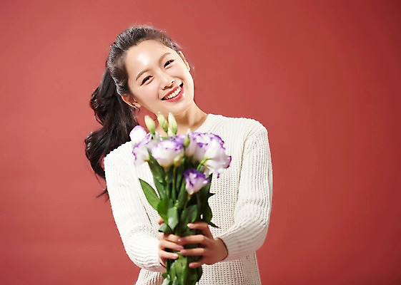 포토 JPG 스튜디오촬영 응시 여자 꽃 행복 꽃다발 실내 한명 미소 들기 사람 상반신 20대 성인 앞모습 한국인 손내밀기 즐거움 여대생 빨간배경 의료성형뷰티 성인여자한명만 국내포토 식물 1 시선 감정 대학생 뷰포인트 백그라운드 모션 표정 동양인 손짓 청년 내부 빨간색 여자한명만 성인여자만 파일형식