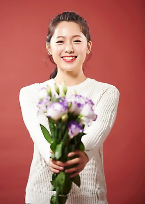 포토 JPG 스튜디오촬영 응시 여자 꽃 행복 꽃다발 실내 한명 미소 들기 사람 상반신 20대 성인 앞모습 한국인 손내밀기 즐거움 여대생 빨간배경 의료성형뷰티 성인여자한명만 국내포토 식물 1 시선 감정 대학생 뷰포인트 백그라운드 모션 표정 동양인 손짓 청년 내부 빨간색 여자한명만 성인여자만 파일형식