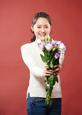 포토 JPG 스튜디오촬영 응시 여자 꽃 행복 꽃다발 실내 한명 미소 들기 사람 상반신 20대 성인 앞모습 한국인 손내밀기 즐거움 여대생 빨간배경 의료성형뷰티 성인여자한명만 국내포토 식물 1 시선 감정 대학생 뷰포인트 백그라운드 모션 표정 동양인 손짓 청년 내부 빨간색 여자한명만 성인여자만 파일형식