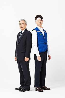 포토 JPG 스튜디오촬영 전신 응시 노년 남자 회사 직장 실내 작업복 서기 사람 정장 20대 성인 두명 옆모습 한국인 등맞대기 직장인 찡그림 60대 사장 직원 흰배경 갈등 노사관계 어려움 남자만 국내포토 직업 시선 옷 뷰포인트 백그라운드 비즈니스 모션 표정 동양인 청년 내부 흰색 노사화합 파일형식