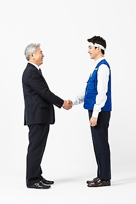 포토 JPG 스튜디오촬영 전신 응시 노년 남자 회사 협력 악수 직장 실내 작업복 서기 미소 사람 정장 20대 성인 두명 옆모습 마주보기 한국인 직장인 60대 사장 직원 흰배경 노사관계 노사협력 남자만 국내포토 직업 시선 옷 뷰포인트 백그라운드 비즈니스 모션 표정 동양인 손짓 청년 내부 흰색 노사화합 파일형식