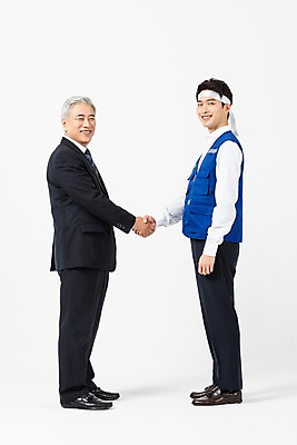 포토 JPG 스튜디오촬영 전신 응시 노년 남자 회사 협력 악수 직장 실내 작업복 서기 미소 사람 정장 20대 성인 두명 옆모습 한국인 직장인 60대 사장 직원 흰배경 노사관계 노사협력 남자만 국내포토 직업 시선 옷 뷰포인트 백그라운드 비즈니스 모션 표정 동양인 손짓 청년 내부 흰색 노사화합 파일형식