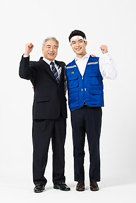 포토 JPG 스튜디오촬영 전신 응시 노년 남자 회사 어깨동무 협력 직장 실내 작업복 미소 사람 정장 20대 성인 두명 앞모습 파이팅 한국인 머리띠 직장인 60대 사장 직원 흰배경 노사관계 노사협력 남자만 국내포토 직업 시선 옷 뷰포인트 포즈 백그라운드 비즈니스 장신구 모션 표정 동양인 청년 내부 흰색 노사화합 파일형식