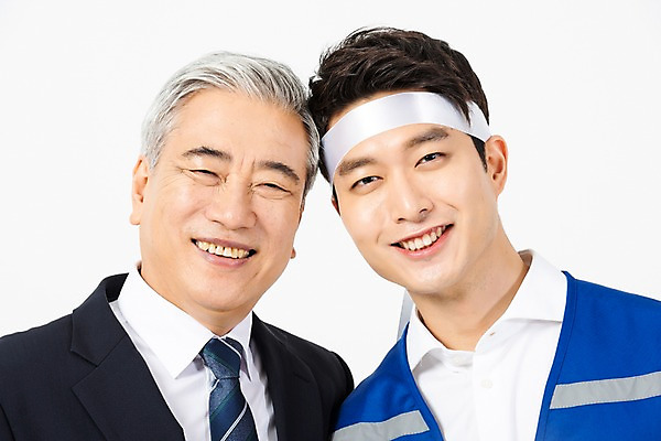 포토 JPG 스튜디오촬영 노년 남자 회사 직장 실내 작업복 미소 웃음 사람 정장 근접촬영 상반신 20대 성인 두명 앞모습 한국인 머리띠 직장인 60대 사장 직원 흰배경 노사관계 남자만 머리맞대기 국내포토 직업 옷 뷰포인트 백그라운드 비즈니스 장신구 모션 표정 동양인 청년 내부 흰색 노사화합 파일형식