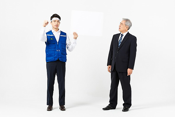 포토 JPG 스튜디오촬영 전신 배너 응시 노년 남자 회사 사각프레임 직장 실내 작업복 들기 사람 정장 20대 성인 두명 앞모습 옆모습 파이팅 주먹 한국인 머리띠 직장인 찡그림 60대 사장 직원 흰배경 갈등 노사관계 어려움 투쟁 남자만 국내포토 직업 시선 옷 뷰포인트 백그라운드 비즈니스 장신구 모션 프레임 표정 동양인 청년 내부 사각형 흰색 노사화합 파일형식