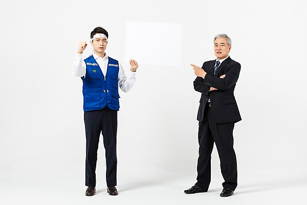 포토 JPG 스튜디오촬영 전신 배너 노년 남자 회사 사각프레임 직장 실내 작업복 서기 들기 사람 20대 성인 두명 앞모습 옆모습 파이팅 한국인 가리킴 머리띠 직장인 찡그림 60대 사장 직원 흰배경 갈등 노사관계 불만 어려움 투쟁 남자만 국내포토 직업 옷 감정 뷰포인트 백그라운드 비즈니스 장신구 모션 프레임 표정 동양인 손짓 청년 내부 사각형 흰색 노사화합 파일형식
