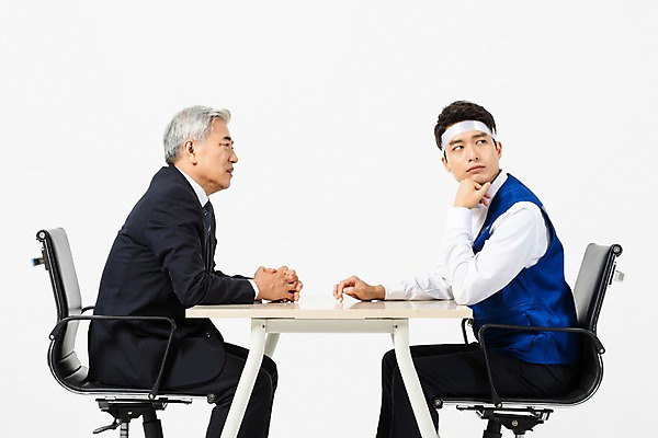 포토 JPG 스튜디오촬영 노년 남자 회사 직장 실내 작업복 대화 사람 앉기 정장 상반신 20대 성인 두명 옆모습 턱괴기 한국인 머리띠 직장인 60대 사장 직원 흰배경 마주앉기 갈등 노사관계 무시 어려움 남자만 국내포토 직업 옷 뷰포인트 백그라운드 비즈니스 장신구 모션 말하기 동양인 청년 내부 흰색 노사화합 파일형식