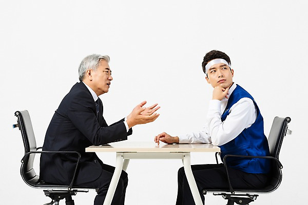 포토 JPG 스튜디오촬영 응시 노년 남자 회사 직장 실내 작업복 대화 사람 정장 손짓 상반신 20대 성인 두명 옆모습 턱괴기 한국인 머리띠 직장인 60대 사장 책상 직원 흰배경 갈등 노사관계 무시 어려움 남자만 국내포토 직업 시선 옷 뷰포인트 가구 백그라운드 비즈니스 장신구 모션 말하기 동양인 청년 내부 흰색 노사화합 파일형식