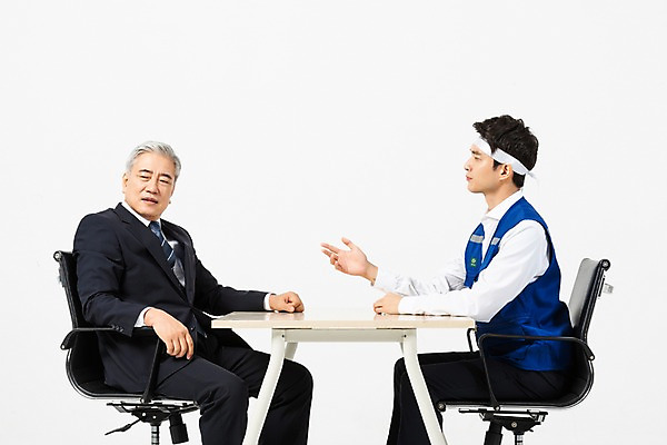 포토 JPG 스튜디오촬영 노년 남자 회사 직장 실내 작업복 대화 설명 사람 앉기 정장 손짓 상반신 20대 성인 두명 옆모습 한국인 머리띠 직장인 찡그림 60대 사장 직원 흰배경 갈등 노사관계 어려움 남자만 국내포토 직업 옷 뷰포인트 백그라운드 비즈니스 장신구 모션 표정 말하기 동양인 청년 내부 흰색 노사화합 파일형식