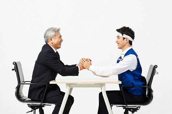 포토 JPG 스튜디오촬영 노년 남자 회사 직장 실내 작업복 사람 앉기 정장 상반신 20대 성인 두명 옆모습 마주보기 믿음 손잡기 한국인 머리띠 직장인 60대 사장 직원 흰배경 마주앉기 노사관계 노사협력 남자만 국내포토 직업 옷 감정 뷰포인트 백그라운드 비즈니스 장신구 모션 동양인 청년 내부 흰색 노사화합 파일형식