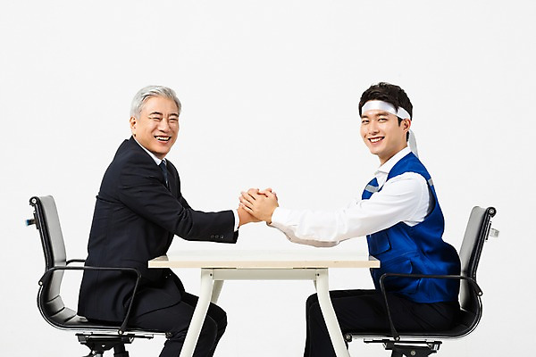 포토 JPG 스튜디오촬영 응시 노년 남자 회사 협력 직장 실내 작업복 미소 웃음 사람 정장 상반신 20대 성인 두명 옆모습 손잡기 기쁨 한국인 머리띠 직장인 60대 사장 직원 흰배경 노사관계 노사협력 남자만 국내포토 직업 시선 옷 감정 뷰포인트 백그라운드 비즈니스 장신구 모션 표정 동양인 청년 내부 흰색 노사화합 파일형식