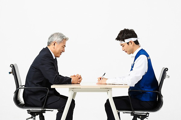 포토 JPG 스튜디오촬영 응시 노년 남자 회사 직장 실내 작업복 미소 사람 앉기 정장 상반신 20대 성인 두명 옆모습 펜 한국인 기록 머리띠 직장인 60대 사장 책상 직원 계약 흰배경 계약서 노사관계 남자만 국내포토 직업 시선 옷 뷰포인트 가구 백그라운드 비즈니스 장신구 모션 표정 동양인 청년 내부 필기구 흰색 노사화합 파일형식