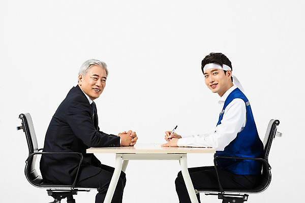 포토 JPG 스튜디오촬영 응시 노년 남자 종이 회사 직장 실내 작업복 미소 사람 앉기 상반신 20대 성인 두명 옆모습 펜 한국인 기록 머리띠 직장인 60대 사장 책상 직원 계약 흰배경 마주앉기 계약서 노사관계 남자만 국내포토 직업 시선 옷 뷰포인트 가구 백그라운드 비즈니스 장신구 모션 표정 동양인 청년 내부 필기구 흰색 노사화합 파일형식