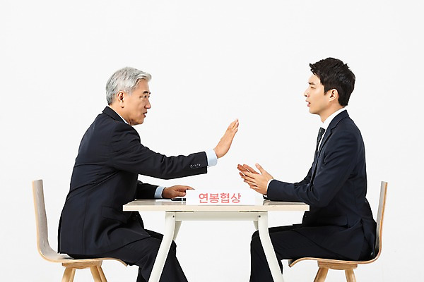 포토 JPG 스튜디오촬영 응시 노년 남자 회사 직장 실내 대화 협상 사람 앉기 정장 손짓 상반신 20대 성인 두명 옆모습 마주보기 한국인 직장인 찡그림 60대 사장 거절 직원 흰배경 마주앉기 갈등 노사관계 월급 어려움 남자만 국내포토 직업 시선 옷 뷰포인트 백그라운드 컨셉 비즈니스 모션 표정 말하기 동양인 청년 내부 흰색 노사화합 파일형식