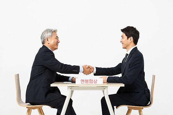 포토 JPG 스튜디오촬영 응시 노년 남자 회사 협력 악수 직장 실내 협상 미소 사람 앉기 정장 상반신 20대 성인 두명 옆모습 마주보기 한국인 직장인 60대 사장 직원 흰배경 노사관계 노사협력 월급 남자만 국내포토 직업 시선 옷 뷰포인트 백그라운드 비즈니스 모션 표정 동양인 손짓 청년 내부 흰색 노사화합 파일형식