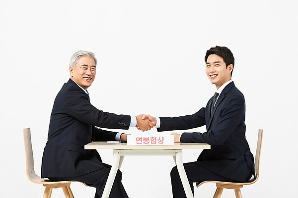 포토 JPG 스튜디오촬영 응시 노년 남자 회사 협력 악수 직장 실내 협상 미소 사람 앉기 정장 상반신 20대 성인 두명 옆모습 한국인 직장인 60대 사장 직원 흰배경 노사관계 노사협력 월급 남자만 국내포토 직업 시선 옷 뷰포인트 백그라운드 비즈니스 모션 표정 동양인 손짓 청년 내부 흰색 노사화합 파일형식