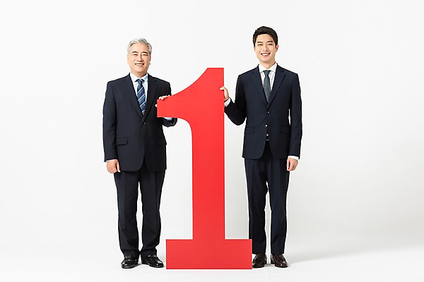 포토 JPG 스튜디오촬영 전신 1 응시 노년 남자 회사 협력 직장 실내 서기 미소 사람 정장 20대 성인 두명 앞모습 숫자 한국인 잡기 직장인 60대 사장 직원 흰배경 넘버원 노사관계 노사협력 남자만 국내포토 직업 문자 시선 옷 뷰포인트 백그라운드 비즈니스 모션 표정 동양인 청년 내부 흰색 노사화합 파일형식