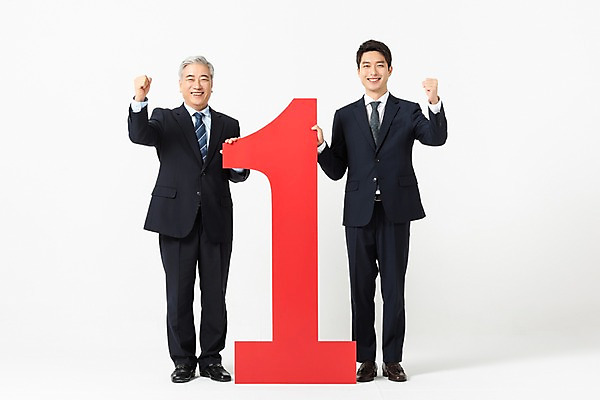 포토 JPG 스튜디오촬영 전신 1 응시 노년 남자 회사 협력 직장 실내 서기 미소 사람 정장 20대 성인 두명 앞모습 숫자 파이팅 한국인 잡기 직장인 60대 사장 직원 흰배경 넘버원 노사관계 노사협력 남자만 국내포토 직업 문자 시선 옷 뷰포인트 백그라운드 비즈니스 모션 표정 동양인 청년 내부 흰색 노사화합 파일형식