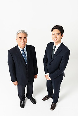 포토 JPG 스튜디오촬영 전신 응시 노년 남자 회사 직장 실내 서기 미소 사람 정장 20대 성인 두명 앞모습 하이앵글 한국인 직장인 60대 사장 직원 흰배경 노사관계 노사협력 남자만 국내포토 직업 시선 옷 뷰포인트 백그라운드 비즈니스 모션 표정 동양인 청년 내부 흰색 노사화합 파일형식