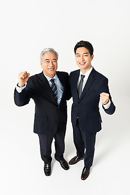 포토 JPG 스튜디오촬영 전신 응시 노년 남자 회사 협력 직장 실내 미소 사람 정장 20대 성인 두명 앞모습 하이앵글 파이팅 한국인 직장인 60대 사장 직원 흰배경 노사관계 노사협력 남자만 국내포토 직업 시선 옷 뷰포인트 백그라운드 비즈니스 모션 표정 동양인 청년 내부 흰색 노사화합 파일형식